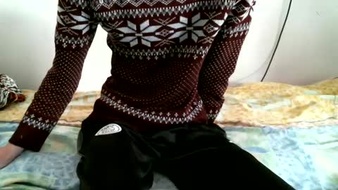 Snapshot of hug_me chatting on December 18, 11:24 am Keanu online show from December 18, 11:24 am