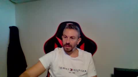 Snapshot of huge__cumshot chatting on October 15, 7:42 am huge__cumshot online show from October 15, 7:42 am