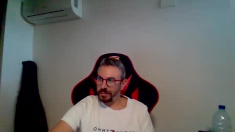 Snapshot of huge__cumshot chatting on October 20, 10:31 am huge__cumshot online show from October 20, 10:31 am