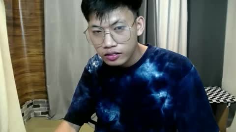 hugecockjames09 online show from November 10, 4:54 pm