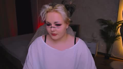 Hwasa online show from March 1, 8:24 pm