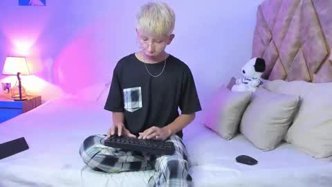 Son Hyunjin online show from January 12, 5:42 pm