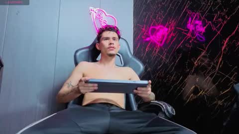 kelvis online show from November 9, 8:29 am