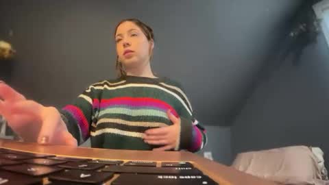 idiomslangs online show from November 25, 5:45 pm