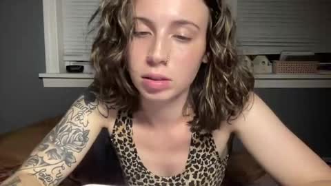 Snapshot of idiomslangs chatting on October 10, 1:55 am idiomslangs online show from October 10, 1:55 am