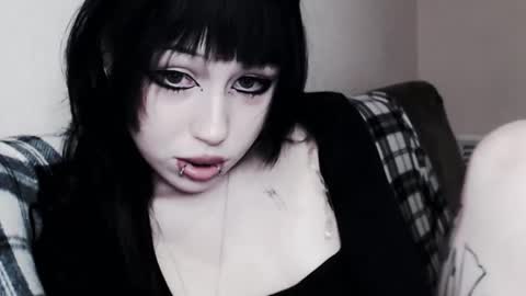 iiiiiiis online show from October 17, 10:58 pm