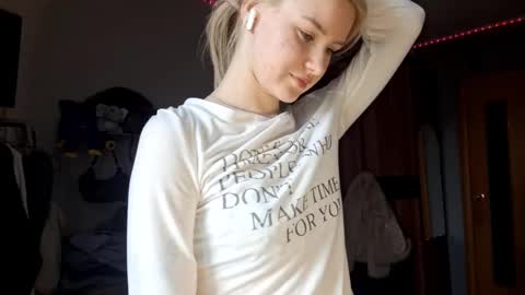 ShyLuna online show from March 19, 6:52 am