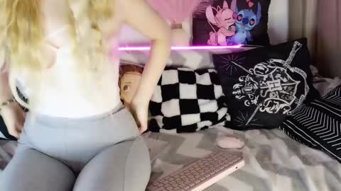 nicollee online show from February 20, 8:03 pm