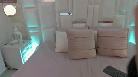 sele  online show from December 17, 1:29 pm