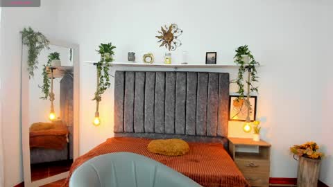 im_tulipan online show from April 4, 8:38 pm