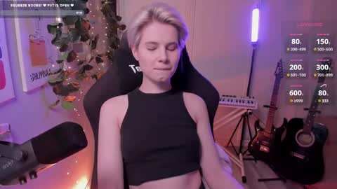 Snapshot of imnotmia chatting on February 27, 1:17 pm Mia online show from February 27, 1:17 pm