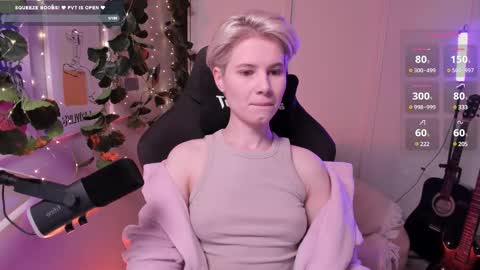 Snapshot of imnotmia chatting on February 9, 10:09 am Mia online show from February 9, 10:09 am