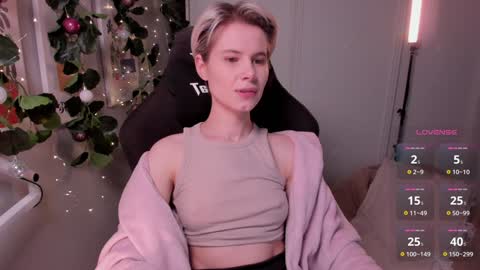 Snapshot of imnotmia chatting on January 4, 8:16 pm Mia online show from January 4, 8:16 pm