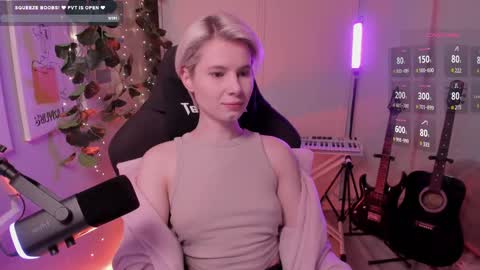 Snapshot of imnotmia chatting on March 4, 10:13 am Mia online show from March 4, 10:13 am