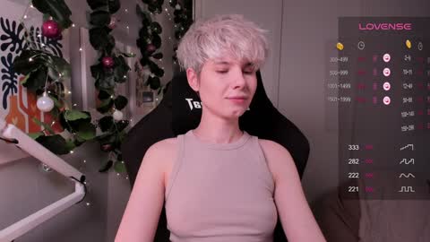 Snapshot of imnotmia chatting on December 6, 5:17 pm Mia online show from December 6, 5:17 pm