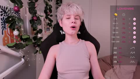 Snapshot of imnotmia chatting on December 5, 5:23 pm Mia online show from December 5, 5:23 pm