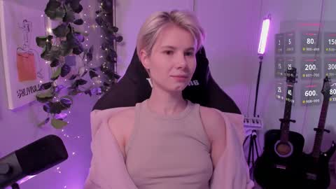 Snapshot of imnotmia chatting on March 9, 10:19 am Mia online show from March 9, 10:19 am