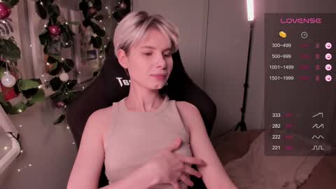 Snapshot of imnotmia chatting on December 19, 8:34 pm Mia online show from December 19, 8:34 pm