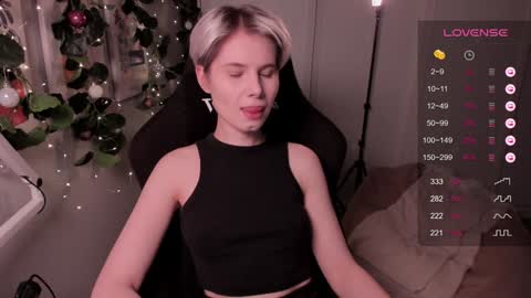 Snapshot of imnotmia chatting on December 18, 8:36 pm Mia online show from December 18, 8:36 pm