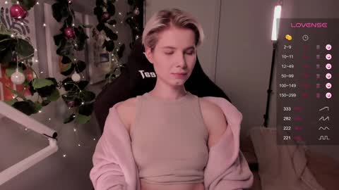 Snapshot of imnotmia chatting on December 23, 5:32 pm Mia online show from December 23, 5:32 pm