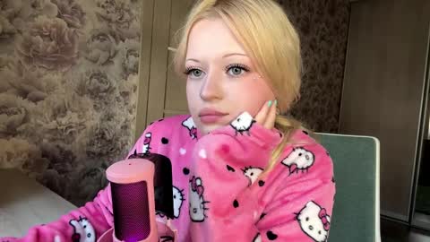 Lola online show from March 29, 12:40 pm