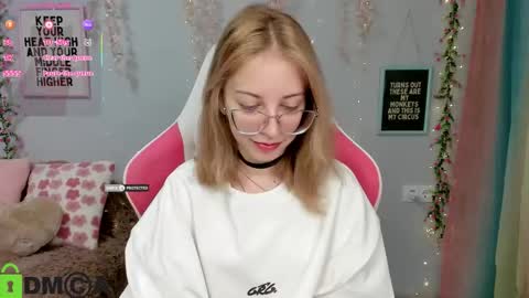 Mia online show from March 24, 1:39 pm