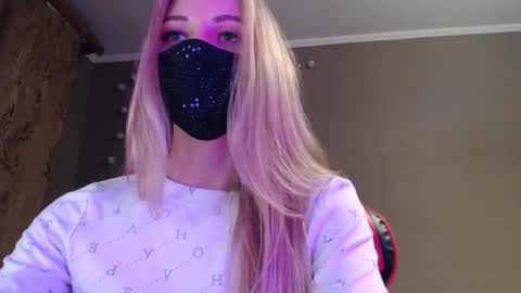 Snapshot of iris_lave chatting on October 17, 4:33 pm Lily online show from October 17, 4:33 pm