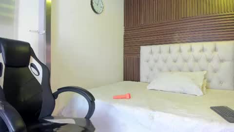 Iris Fyre  online show from June 20, 12:22 pm