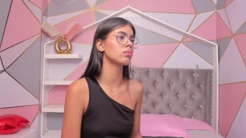 Snapshot of isa_little4u chatting on February 15, 8:33 pm online show from February 15, 8:33 pm