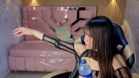 isabeau_s online show from June 5, 1:05 pm