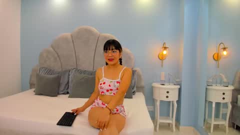 Snapshot of isabel_jamess chatting on February 11, 11:42 am Isa online show from February 11, 11:42 am