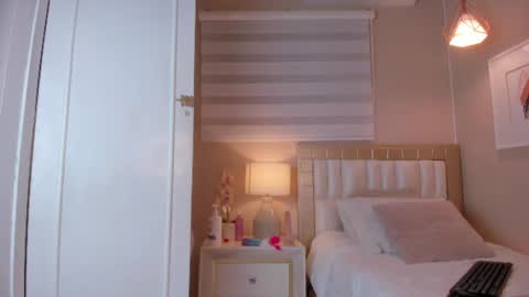 isabela__x online show from July 23, 11:41 am