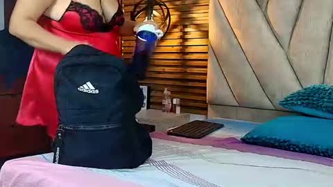 isabella_luxet online show from July 14, 12:32 pm
