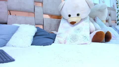 Isla Thompson online show from February 6, 10:36 am