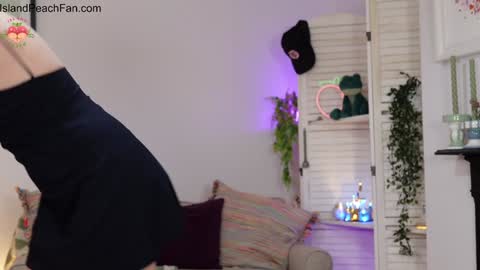 Lou  Peaches online show from January 11, 3:18 pm