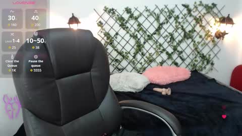 Issa  online show from October 6, 6:04 pm