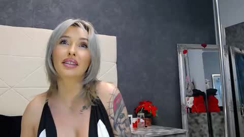 IssaSmyth online show from February 16, 5:33 pm