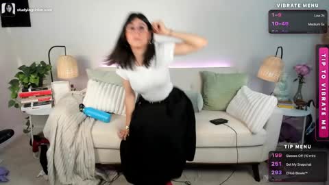 itschloelaurent online show from June 7, 8:03 pm