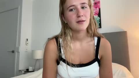 Snapshot of itsssosierra chatting on December 16, 3:19 am  Sierra  online show from December 16, 3:19 am