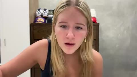 Snapshot of itsssosierra chatting on October 19, 11:42 pm  Sierra  online show from October 19, 11:42 pm