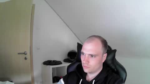 here4y online show from April 12, 3:38 pm