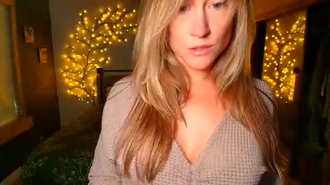 jadeamaryllis_ online show from March 15, 1:25 pm