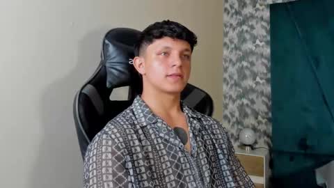 Snapshot of jamesgolden_ chatting on March 1, 2:48 am jamesgolden_ online show from March 1, 2:48 am