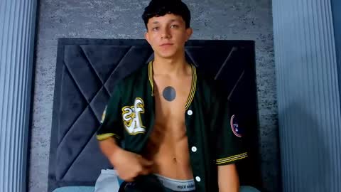 Snapshot of jamesgolden_ chatting on March 10, 9:34 am jamesgolden_ online show from March 10, 9:34 am