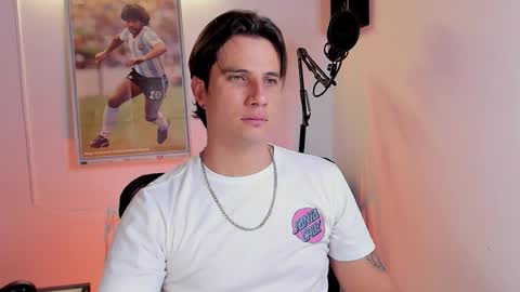 Snapshot of jayalvarrez_ chatting on October 20, 6:46 pm Jay Alvarrez online show from October 20, 6:46 pm