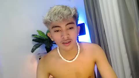 jaysee_hugecox online show from April 17, 4:26 am