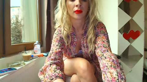 infamous blondiechloe.             Jennyjennywildd online show from February 22, 7:56 am