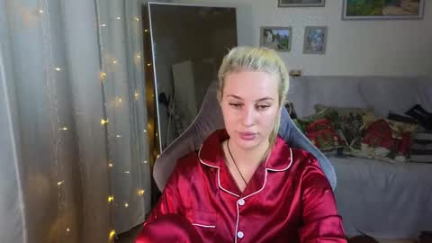 Snapshot of jessica_hanson chatting on December 11, 7:03 pm Jessy online show from December 11, 7:03 pm