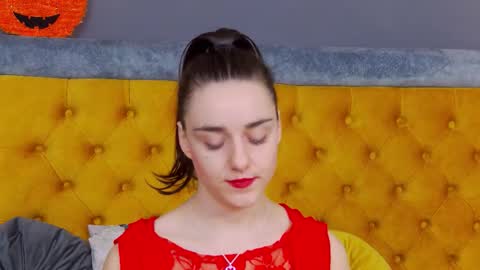 Jessica White online show from November 13, 5:43 am