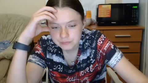 jessicaholland1 online show from July 18, 6:21 pm